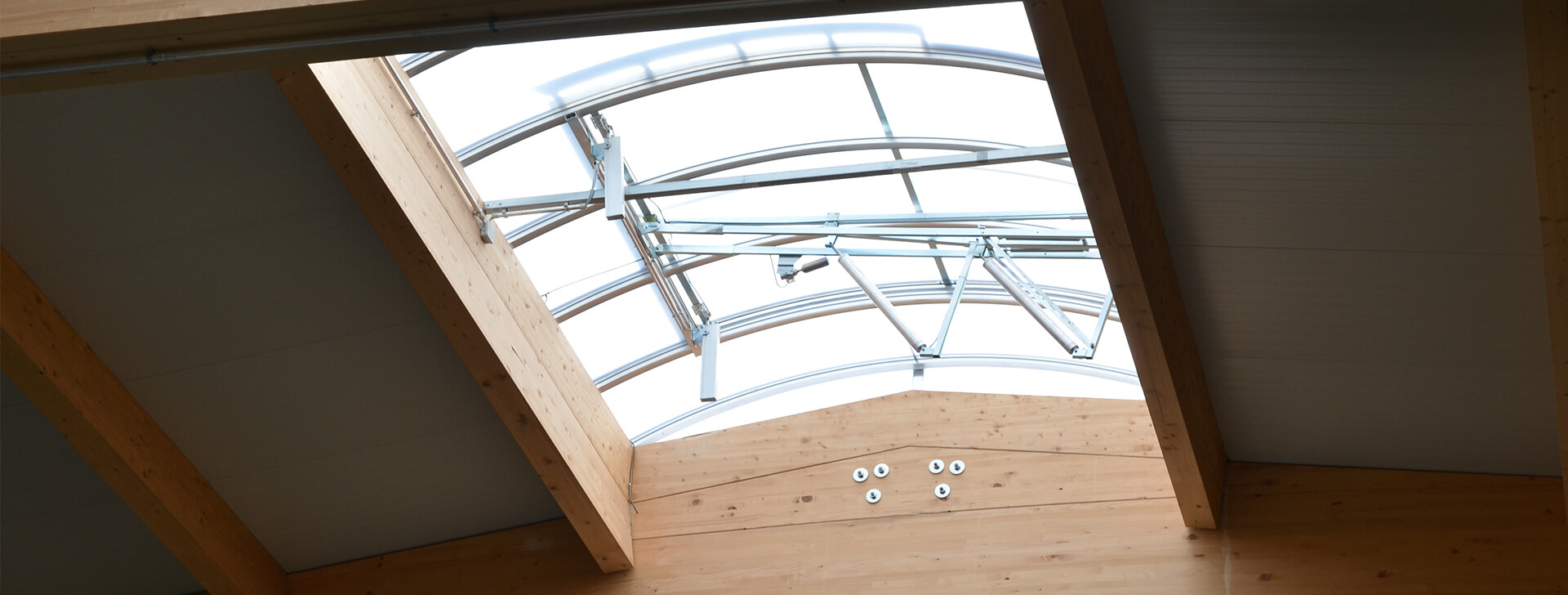 Střešní větrací a prosvětlovací systémy - Komerční a průmyslové stavby - WOLF System